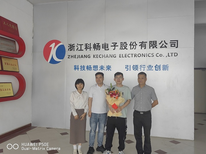苍南县科技协会主席陈朴唯和副主席郑海鹰一行于“科技工作者日”慰问公司一线科技工作者刘毅同志的图片