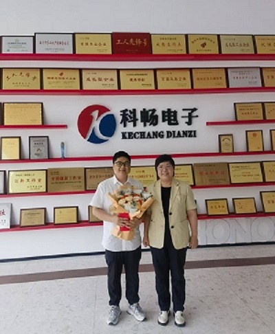 苍南县副县长苏海鸥于“科技工作者日”慰问公司一线科技工作者曹光平同志的图片